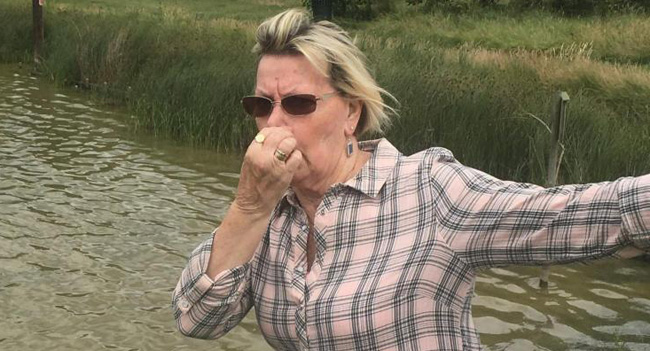 Smell from Essex lake causes pantomime nose-holding