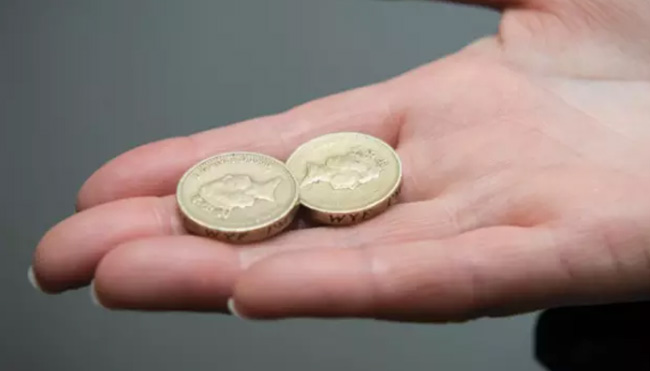 Shopper is mildly inconvenienced after receiving two old pound coins in her change
